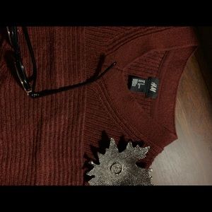 H&M burgundy v neck sweater